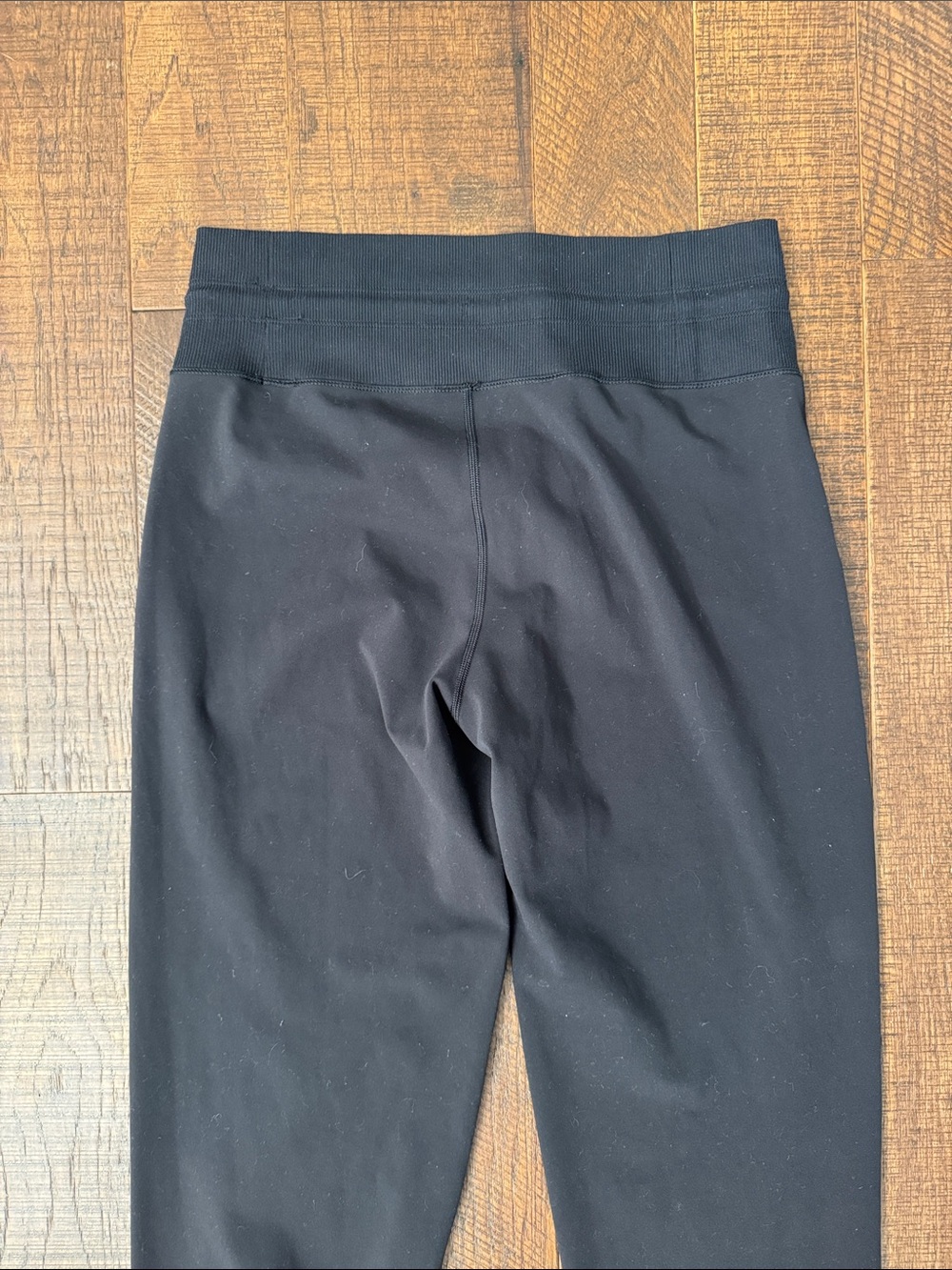 Vuori Women’s Daily Jogger in Black - Picture 6 of 8